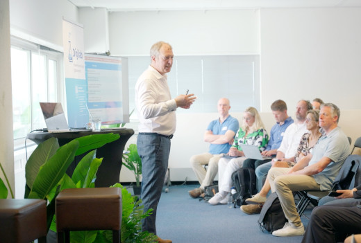 Arjan Widlak spreekt voor het publiek van Digilab